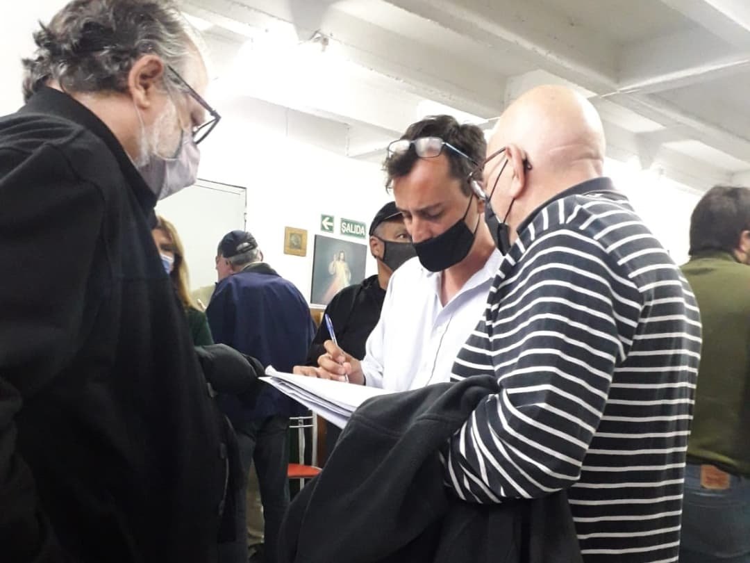 JuliCappa7's tweet photo. ✋ • ¡BASTA DE GALPONES Y TALLERES CLANDESTINOS!.

AYER acompañamos una reunión vecinal de ciudadanos y ciudadanas de la zona Norte de Flores, en la Parroquia Ntra. Sra. de la Visitación. Estuvieron presentes Legisladores de la Ciudad e integrantes de la Junta Comunal N° 7. https://t.co/IznIO9Q5z3