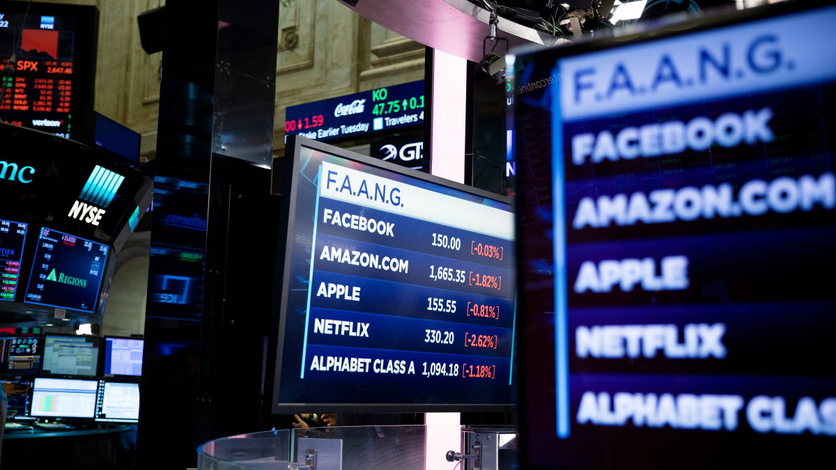 StZakkas's tweet photo. Big Tech lost billions because of Apple's privacy changes. Boo f-ing hoo. https://t.co/hDNr4KAZsE > SHARE https://t.co/zwoKqqU0mY