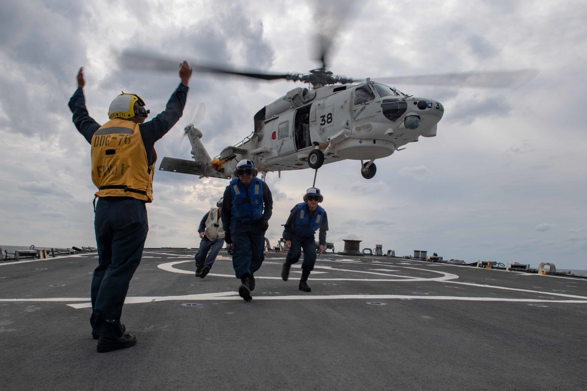 1️⃣ #USSBenfold transits the San Bernardino Strait @US7thFleet.
2️⃣ #USSCarlVinson @CVN70 #fltops #SouthChinaSea.
3️⃣ #USSHampton & @USS_Frank_Cable weapons handling exercise on Saipan.
4️⃣ #USSHiggins attaches cargo to @jmsdf_pao_eng helo in Philippine Sea.
go.usa.gov/xeYwh