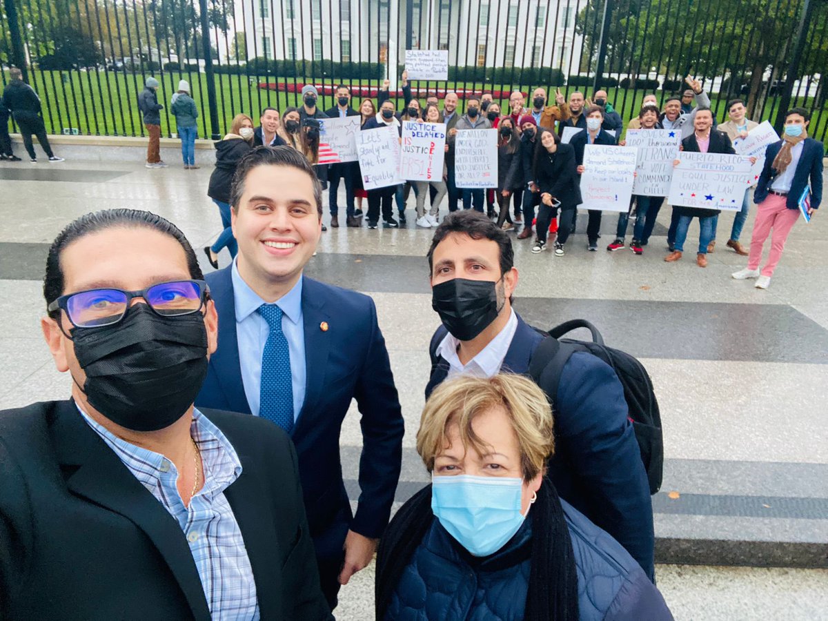 LefrancFortuno's tweet photo. Orgulloso de este grupo de jóvenes que  dijeron presente en la Capital Federal para venir a reclamar los derechos de los Puertorriqueños. #51x51  #Statehood4PR https://t.co/cOmpWqhiQW