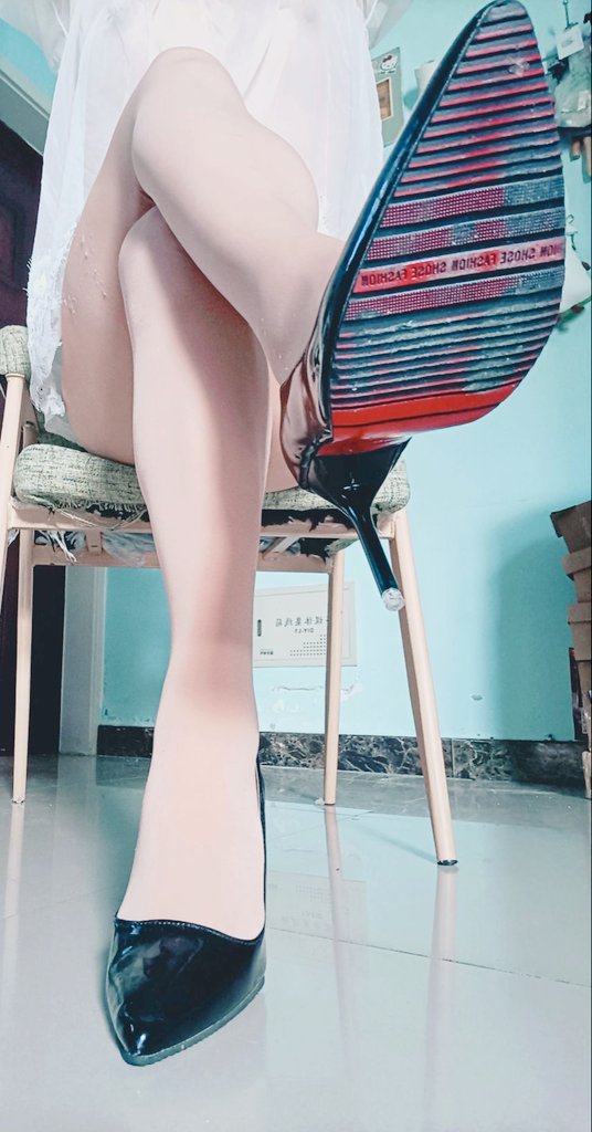sama22322408's tweet photo. 像你这种小废物🖤能被祖宗管理不就是最幸福的事情吗🖤嗯？明明已经发情到不行了🖤却连勃起的资格都没有🖤现在已经明白自己劣质的抖m早泄废物臭屌不配勃起了？🖤光是闻着祖宗的脚丫就已经爽到不行了吧🖤tui~真是下贱呢🖤一辈子被祖宗管理着🖤被当成傻逼废物就好了🖤 #贞操锁 ＃锁奴 ＃射精管理 https://t.co/x6dwxttbyh