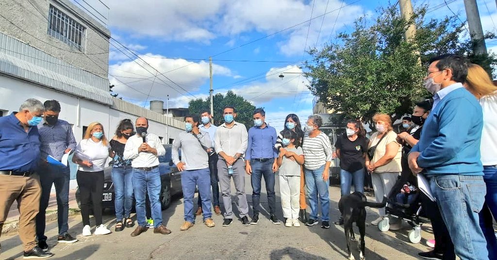 Diegocasado_ok's tweet photo. En #BarrioOlivos estuvimos presentando la obra de iluminación Led, que abarcará a una gran superficie del sector #ColinasdeBellaVista, #Olivos y #BellaVistaOeste.
Junto a autoridades municipales además se le hizo entrega de ayuda económica al centro vecinal.
#DiegoCasado https://t.co/zsDZZM0h7C