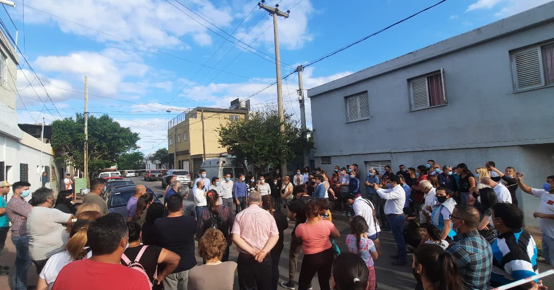 Diegocasado_ok's tweet photo. En #BarrioOlivos estuvimos presentando la obra de iluminación Led, que abarcará a una gran superficie del sector #ColinasdeBellaVista, #Olivos y #BellaVistaOeste.
Junto a autoridades municipales además se le hizo entrega de ayuda económica al centro vecinal.
#DiegoCasado https://t.co/zsDZZM0h7C