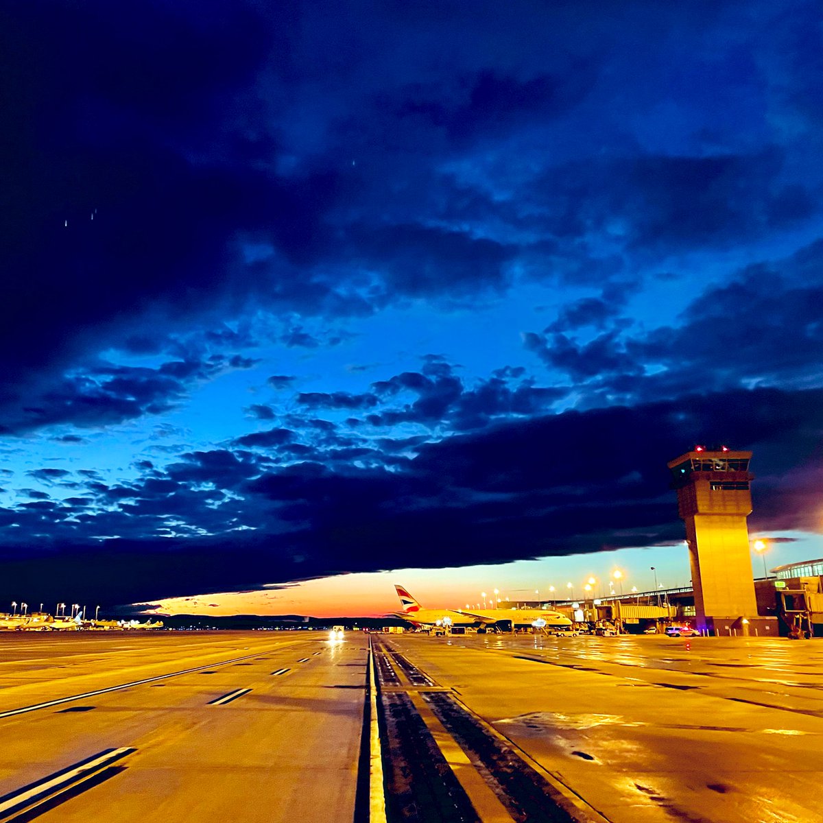 pascalrs's tweet photo. Gettin’ ready for a 6h42m flight to @ParisAeroport. This view of @Dulles_Airport is stunning! #AF055 https://t.co/n1ANXkxkel