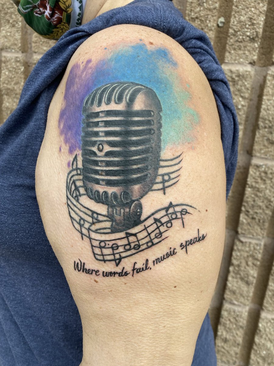 emkriegart's tweet photo. So honored that I got to fix up this outline for my client 🎙🎨
#tattoo #tattooapprentice https://t.co/rl0UD7mdl1