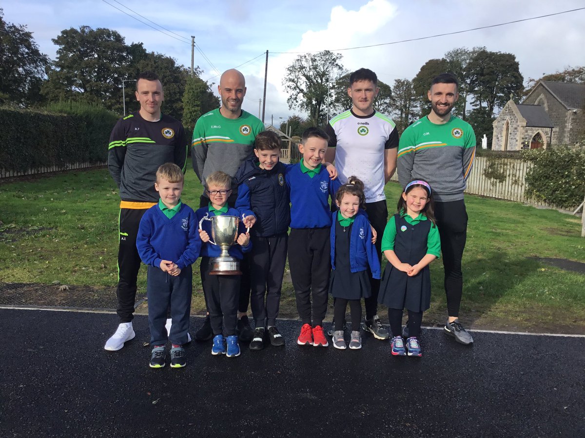 Knocknaginps's tweet photo. 🌟👏🏻👏🏻🏆👏🏻👏🏻🌟
Congratulations @DesertmartinGAC 
Brilliant achievement 🏆
Thanks Enda, Gavin, Conor &amp; Aidy for taking time to come and celebrate with our very excited pupils yesterday 😁
Inspirational words of wisdom for our future stars 🌟
@FKnocknagin 
https://t.co/xNy68AazJR https://t.co/4Up0eOlmuO