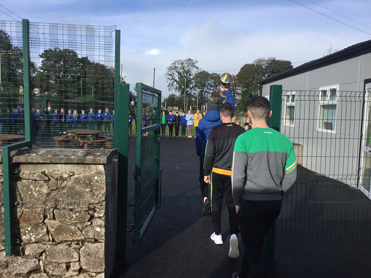 Knocknaginps's tweet photo. 🌟👏🏻👏🏻🏆👏🏻👏🏻🌟
Congratulations @DesertmartinGAC 
Brilliant achievement 🏆
Thanks Enda, Gavin, Conor &amp; Aidy for taking time to come and celebrate with our very excited pupils yesterday 😁
Inspirational words of wisdom for our future stars 🌟
@FKnocknagin 
https://t.co/xNy68AazJR https://t.co/4Up0eOlmuO
