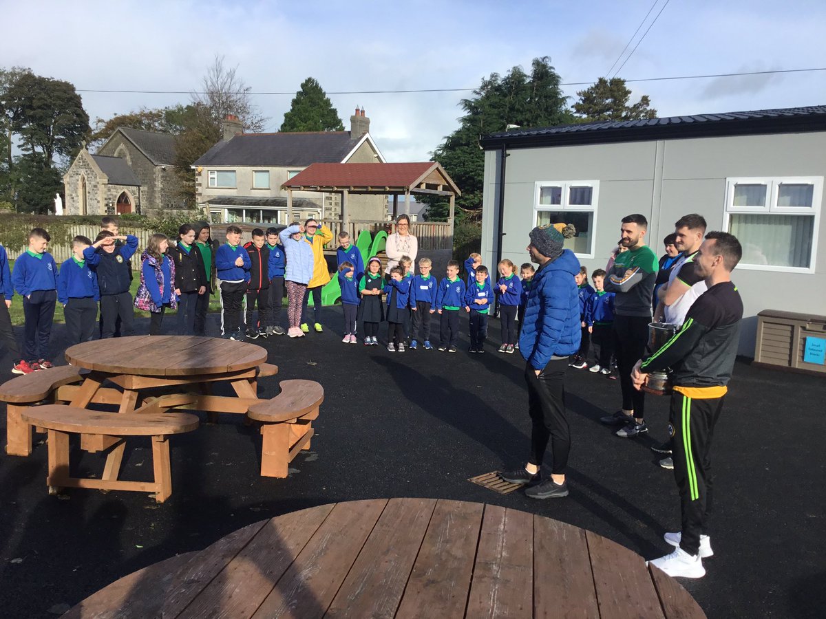 Knocknaginps's tweet photo. 🌟👏🏻👏🏻🏆👏🏻👏🏻🌟
Congratulations @DesertmartinGAC 
Brilliant achievement 🏆
Thanks Enda, Gavin, Conor &amp; Aidy for taking time to come and celebrate with our very excited pupils yesterday 😁
Inspirational words of wisdom for our future stars 🌟
@FKnocknagin 
https://t.co/xNy68AazJR https://t.co/4Up0eOlmuO