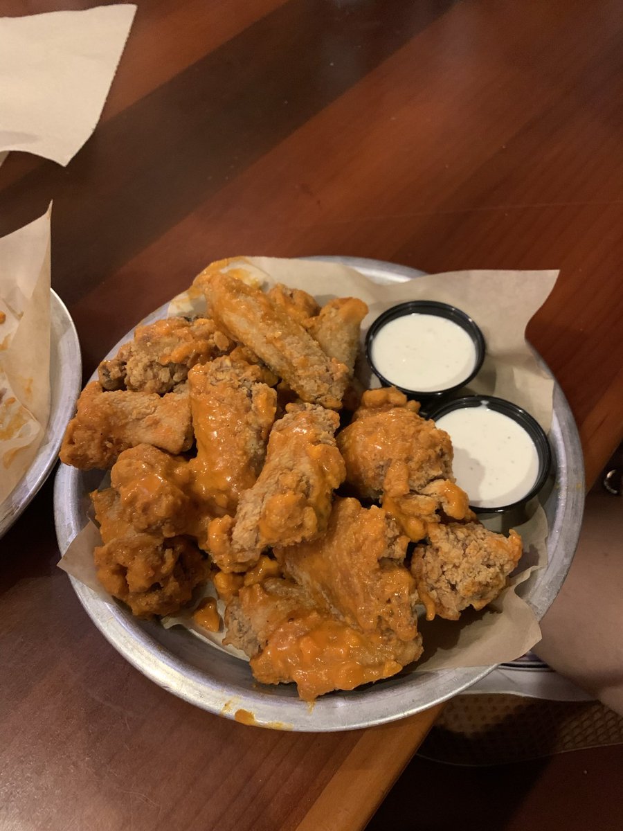 cscarborough's tweet photo. @Hooters you guys are really killing it here in Sanford FL…. Asked why the wings barely had sauce and took 45 min. Server said the kitchen guys were fighting and the manager couldn’t come out because he was in the middle of it. Asked to re-toss and sauce was just poured on top https://t.co/MShsBBVLkb