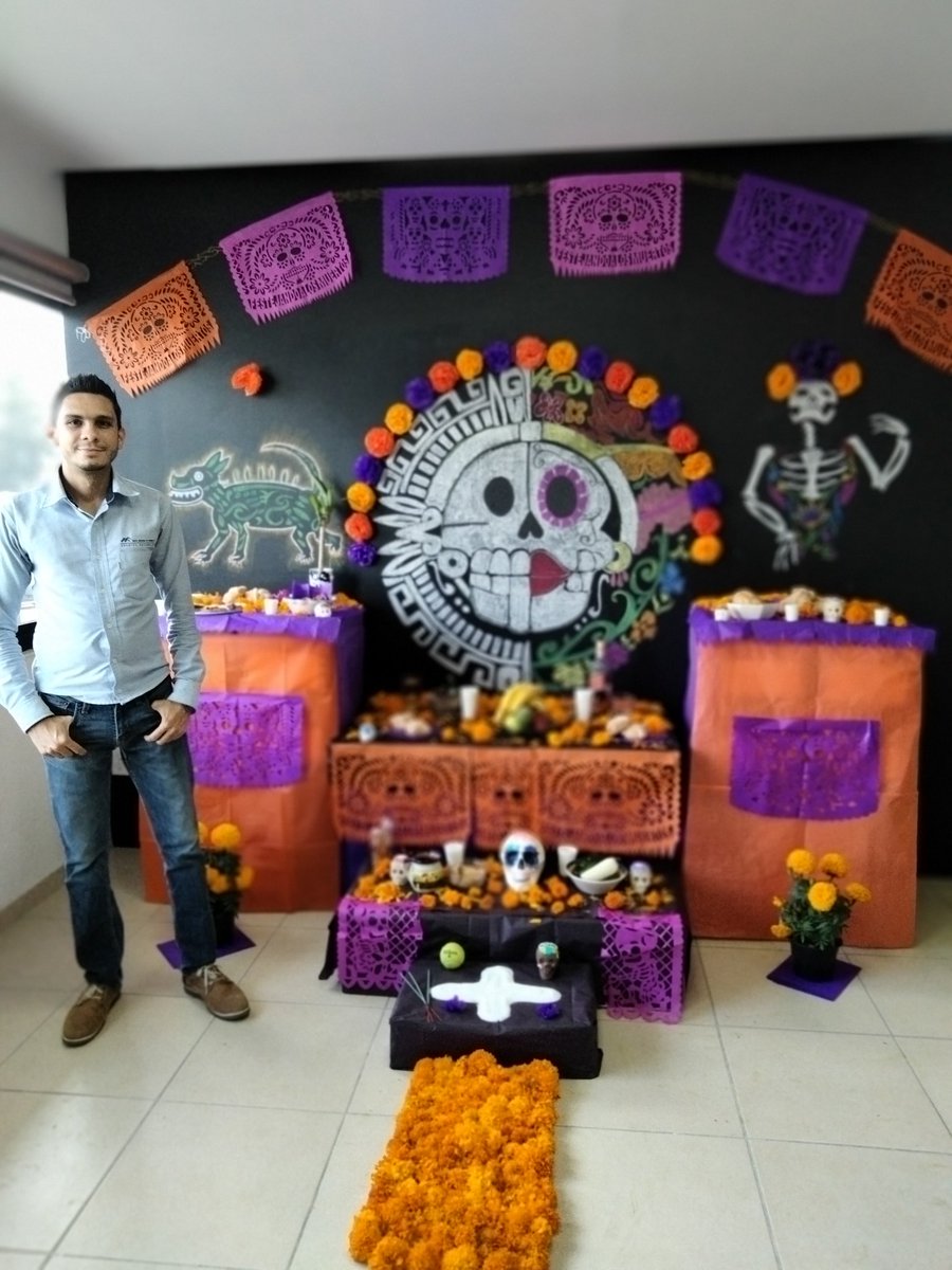 ChuyCar's tweet photo. Mi altar Godín #diademuertos2021 #diademuertosmexico #xoloitzcuintle #mictlantecuhtli #mictlan #catrina #ofrendadiademuertos #DiaDeMuertos #DiaDeTodosLosSantos 🕯️🕯️🌼🏵️💀🪦💀🌼🏵️ https://t.co/6BGeKbR2Ee