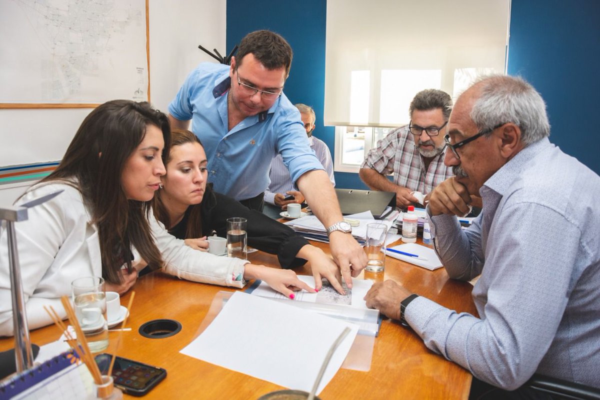 RIOJAVIRTUALTW's tweet photo. 🟥#POLÍTICA @GobDeLaRioja, @LegislaturaLR  y @AraucoGobMuni trabajan en conjunto para llevar soluciones hídricas a Arauco. @viyilopezz y @Florelop se reunieron con autoridades de @MinAguaYEnergia. Se realizarán perforaciones que lleven alivio al sector productivo, entre otros. https://t.co/l7Hzb1woFM