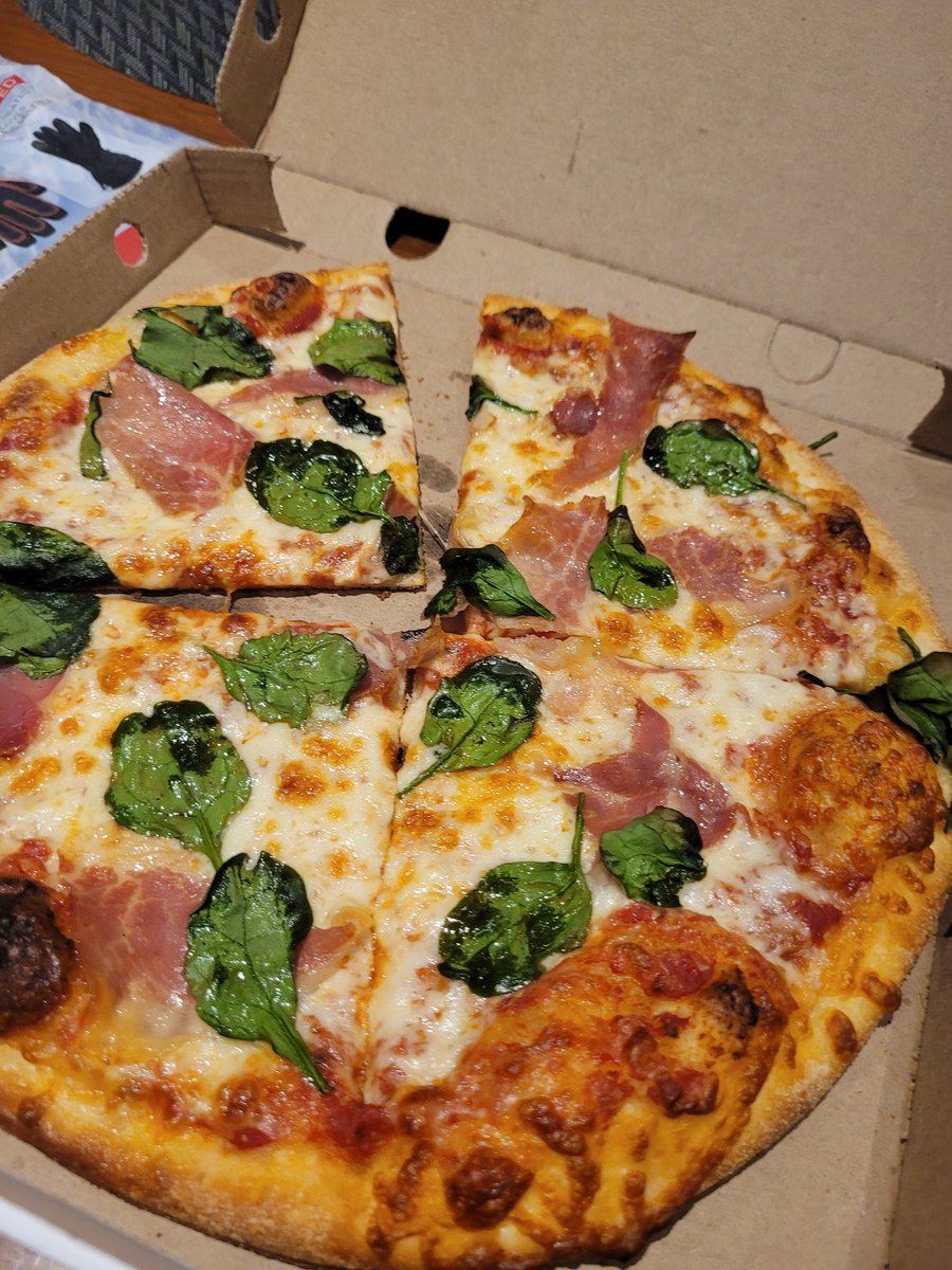 ivanamp1's tweet photo. @PizzaPizzaLtd this is the gourmet Arugula and Prosciuto pizza I received today...really? Arugula? Doesn't look anything like your add. Chicken sandwich we ordered was off so played it safe and threw it out. #terriblequality #pizzapizza #falseadvertising #buyerbeware https://t.co/tNRpWIeTbA