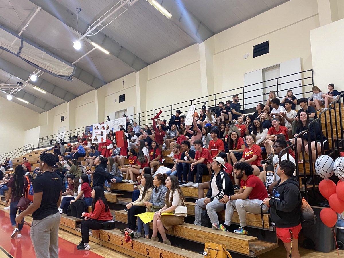 USTWBB's tweet photo. I see a few familiar faces in here watching @USTCeltsVB win the first set 25-16. #CeltsPride #USTFam #WhoLikesTakingPictures🤣 #LetsGo https://t.co/yORMW3Xc9g