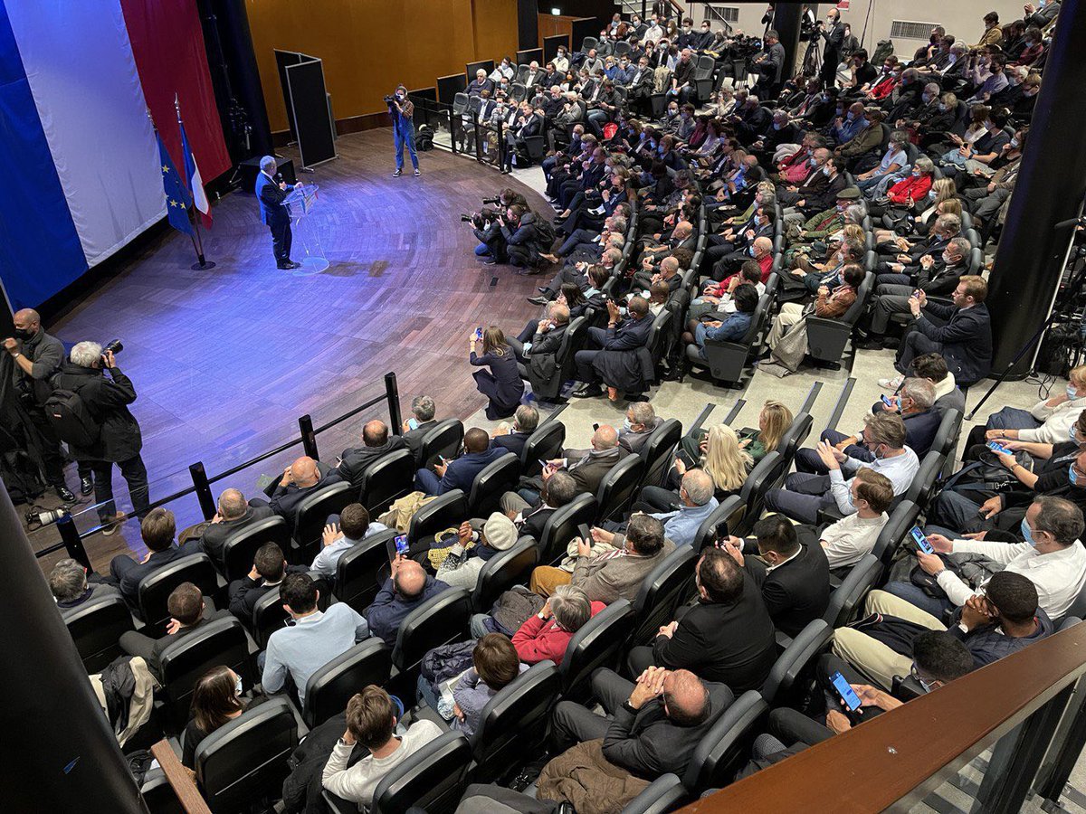xavierbertrand's tweet photo. Merci @lesRep92 de votre accueil ce soir à Boulogne-Billancourt. Le 4 décembre, nous serons tous rassemblés pour faire gagner les idées de la droite et du centre, celles dont notre pays a tant besoin. #CongresLR https://t.co/EY8rr6qbbv