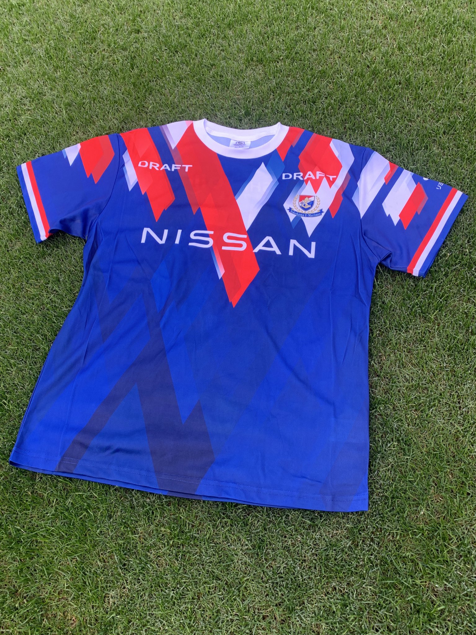 横浜f マリノス 公式 Victoryユニフォーム 今節 ビジターを除く全席種をユニフォーム付きチケット として販売しております Victoryユニフォームの引き換え場所は 東西入場ゲート脇の引換テントとなります 時間 9時30分 キックオフ前は混雑