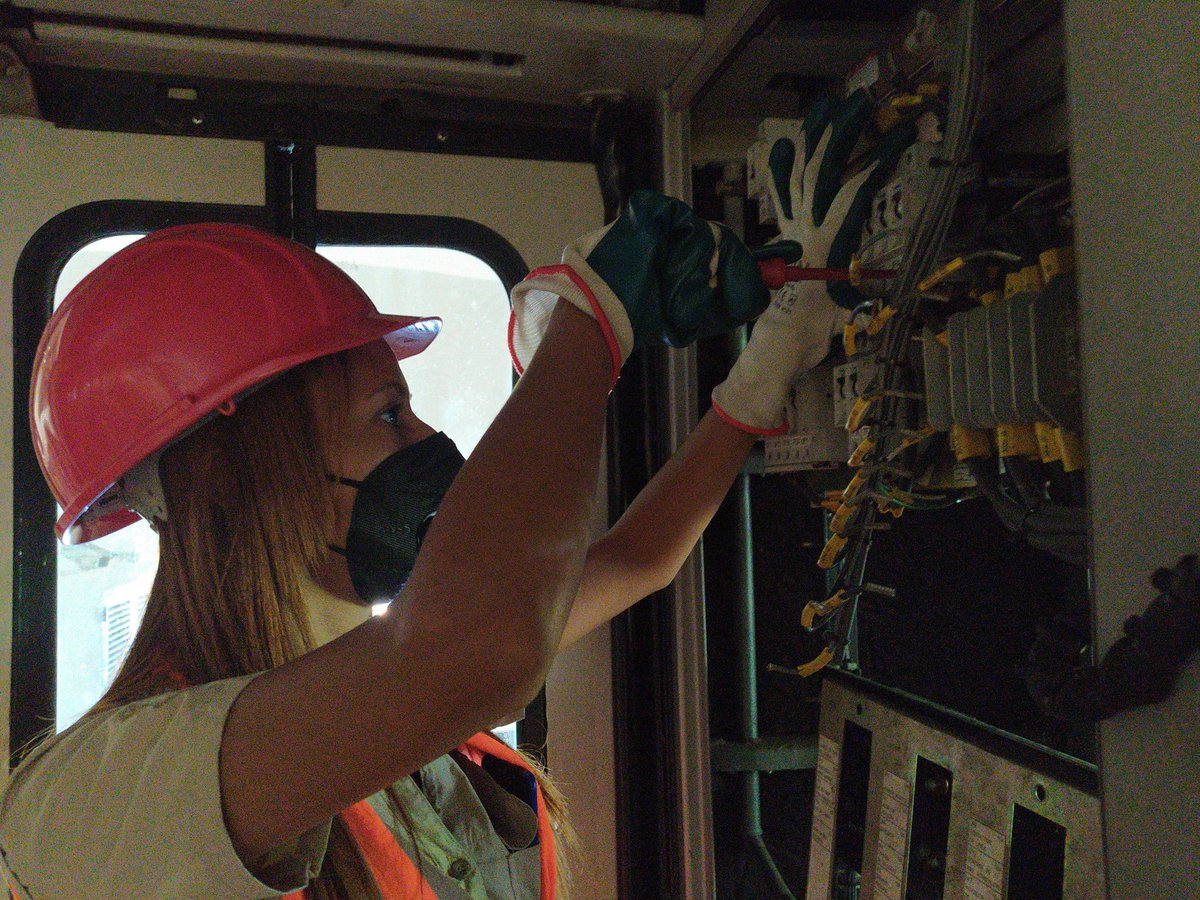 CAMETROVALENCIA's tweet photo. #EnMetro||La instalación de los disyuntores a la cabina de un #Vagón es muestra de que en el #TallerIntegral de @CAMETROVALENCIA contamos con hombres y mujeres capacitados que de manera minuciosa avanzan en la repotenciación de los #Trenes 👷🏻🇻🇪
¡Independencia Tecnológica! 💯 https://t.co/MtEW6ceADz