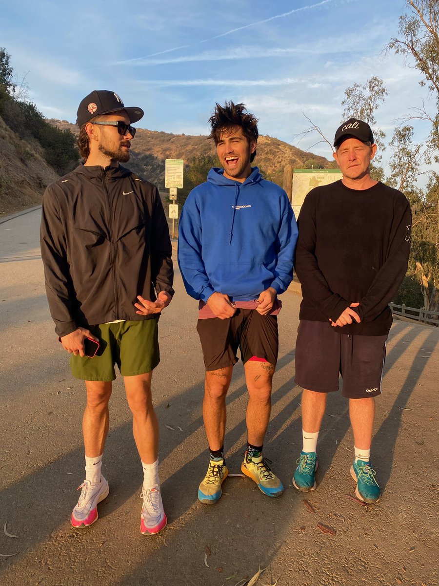 todderic_'s tweet photo. love triangle! https://t.co/Oi8TyBzxOo