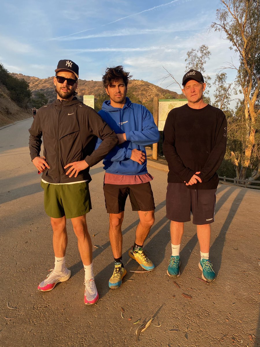 todderic_'s tweet photo. love triangle! https://t.co/Oi8TyBzxOo