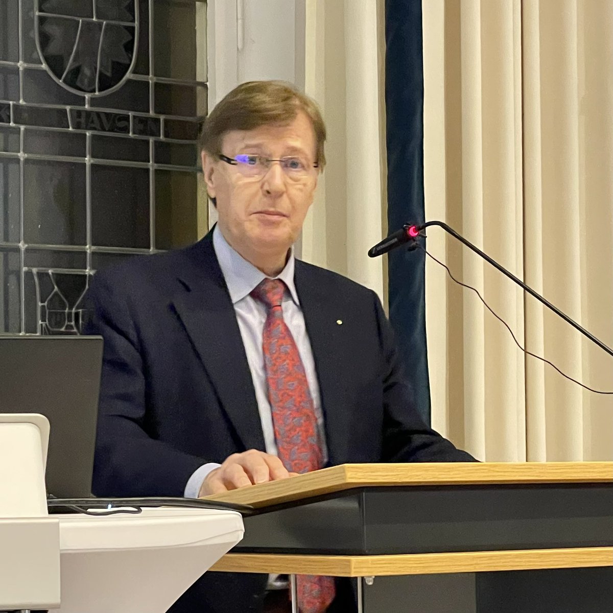 Weltweit gibt es mehr als 200 kriegerische Konflikte, unter großem Leid der Zivilbevölkerung. Das Humanitäre Völkerrecht soll ihnen Schutz bieten.„Für dessen Verbreitung danke ich dem DRK“, sagte <a href="/PeterBiesenbach/">Peter Biesenbach</a> beim Münsteraner Rotkreuzgespräch. @drklvwl @JM_NRW