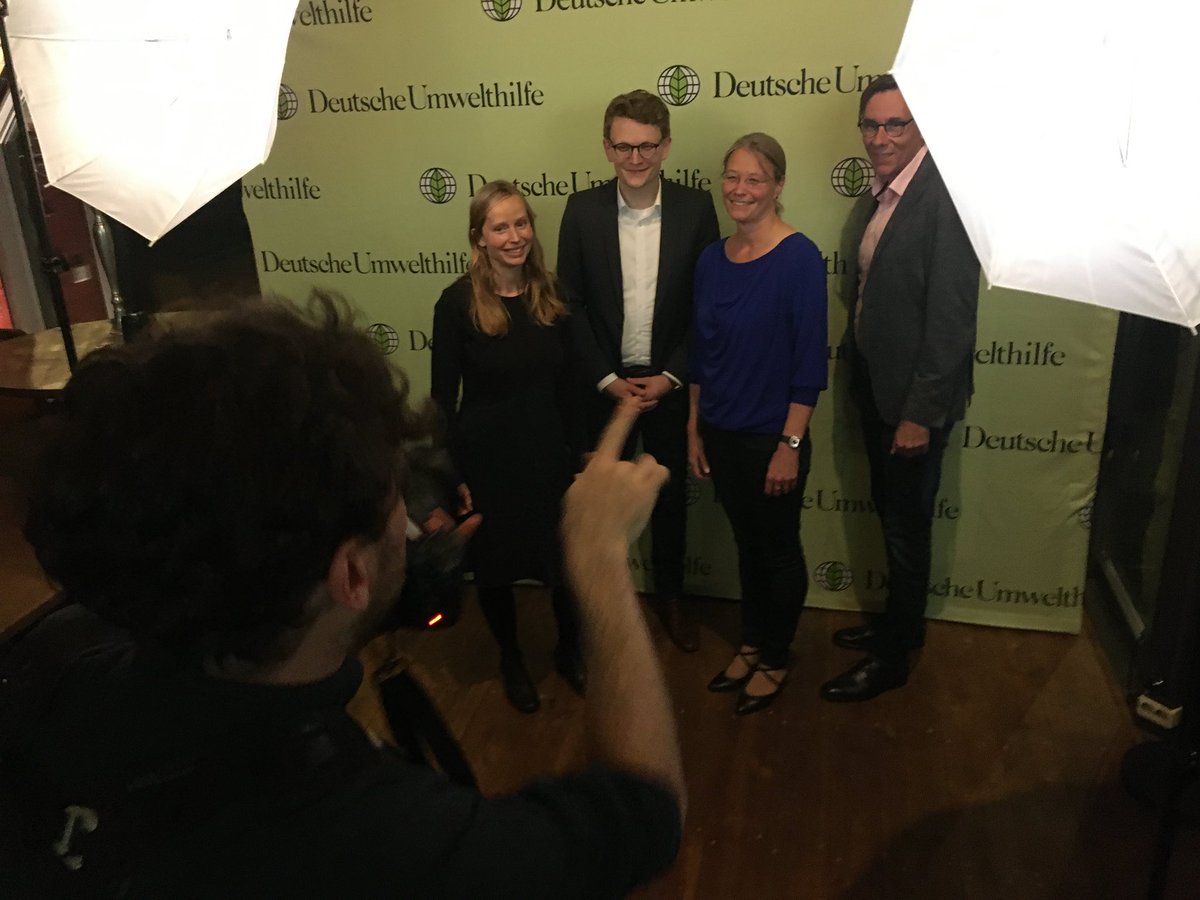 radiomachen's tweet photo. Was n Abend! Was ne Freude! Hab heute in Berlin als Laudatorin die RadiokollegInnen @fuenfsigma, @doebbi + @DerPreger feiern dürfen. Die drei sind sowas von zu Recht mit dem #Umweltmedienpreis der @Umwelthilfe ausgezeichnet worden. Großartig! https://t.co/QLYlhmsQRL