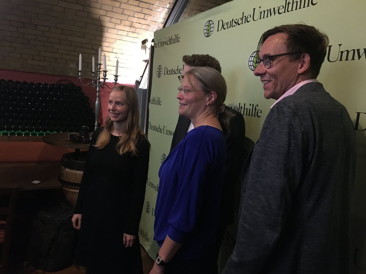 radiomachen's tweet photo. Was n Abend! Was ne Freude! Hab heute in Berlin als Laudatorin die RadiokollegInnen @fuenfsigma, @doebbi + @DerPreger feiern dürfen. Die drei sind sowas von zu Recht mit dem #Umweltmedienpreis der @Umwelthilfe ausgezeichnet worden. Großartig! https://t.co/QLYlhmsQRL