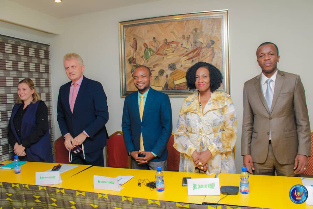 dialogueinterg1's tweet photo. Devant la presse ce lundi 01 Nov en marge de la journée Africaine de la jeunesse, @GrEtumba a procédé au lancement des activités du #DialogueIntegRDC
L'évènement a eu lieu en présence @JeunesseCN_RDC, @SpecialeYelu @Jmchataigner modéré par un duo,@ChristianBur1 et @MyriamMpoy. https://t.co/AuxQ7t8vhp