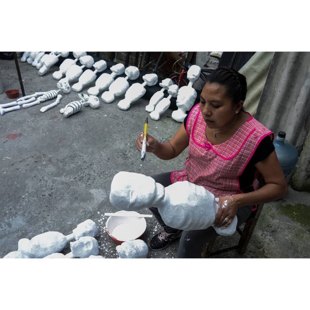 cdmxcovid's tweet photo. @coby_arzate

Lizbeth López Barón forma parte de una de las dos principales familias dedicadas a la cartonería en la Ciudad de México.

Los Barón llevan medio siglo creando figuras de cartón, principalmente judas, en Semana Santa, y calaveras en la temporada de muertos.

Ori… https://t.co/pc0hPe5aHT