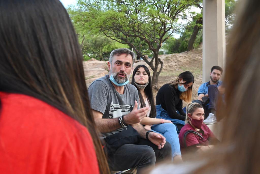 ramonjmestre's tweet photo. La tarde se puso linda y nos juntamos con un grupo de jóvenes en las escalinatas del Parque Sarmiento. Quedó claro que está bueno asumir riesgos, ser persistentes y trabajar en equipo para hacer realidad todo eso que queremos. #JuntosPorElCambio https://t.co/sjO3WZq0ES