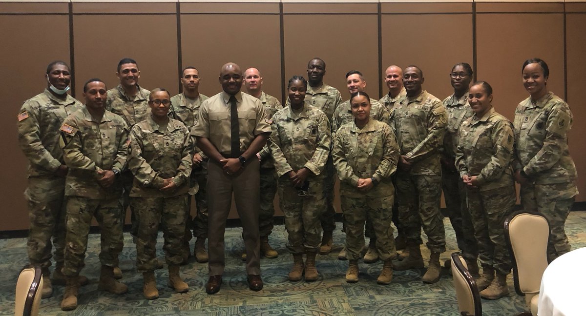 g1_army's tweet image. What a great day to be a Soldier!!  MLC Graduation ✔, lunch with Class 72 HR Professionals ✔ Brief to Class 72 Students ✔, and I got to see my old SMA-A Instructor Ruben Torres Jr. !  Off to Fort Irwin!! #leaderdevelopment #payitforward #DefendAndServe
