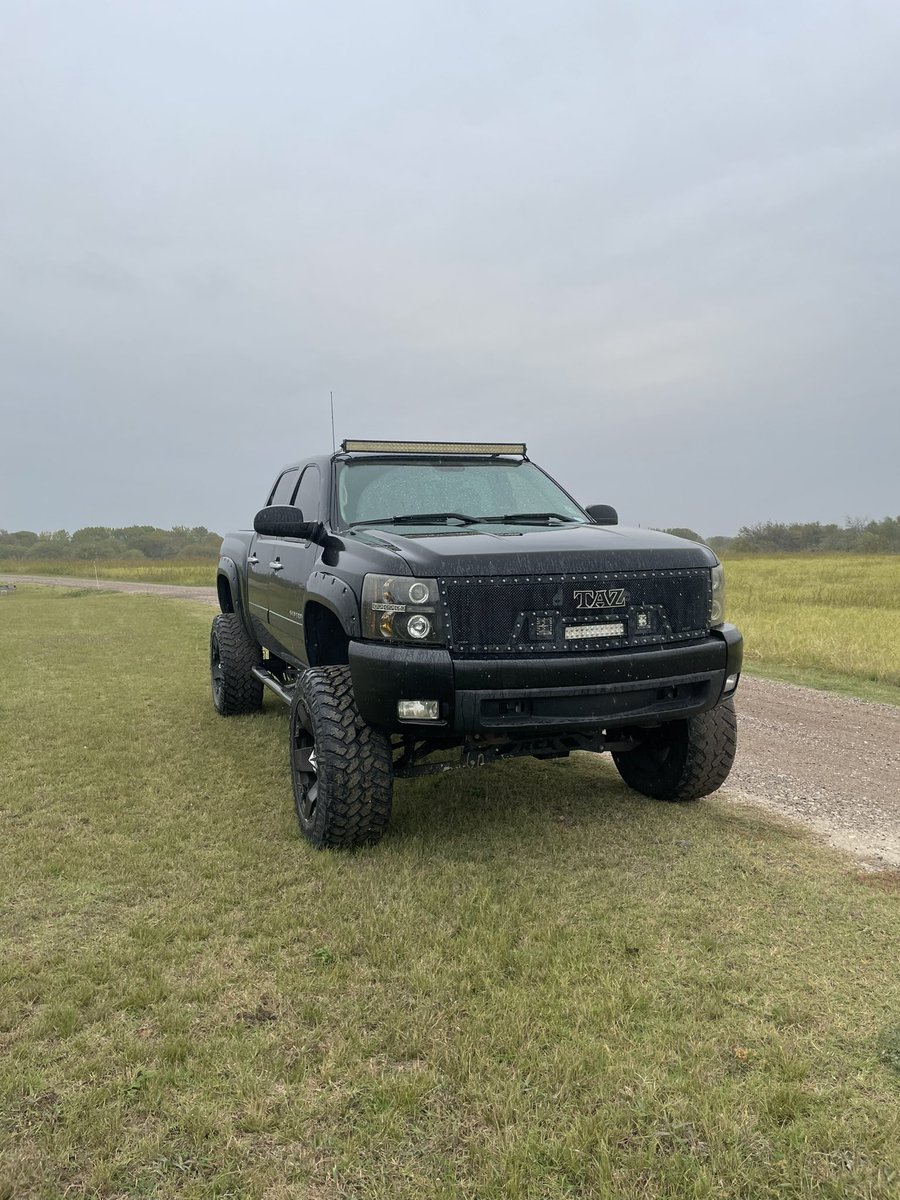 _terynhaleyy's tweet photo. ‼️MY TRUCK IS FOR SALE ‼️
-2008 Chevrolet Silverado 
- 6 1/2” suspension lift &amp; 3” body lift 
- rolling on 37’s; powder coated Rockstar rims 
- has a system installed; 2, 10’s w/ Kicker amp 
-flip down tv; compatible with gaming systems 
..and sooo much more!! hmu for more info https://t.co/TWSzZuVxPe