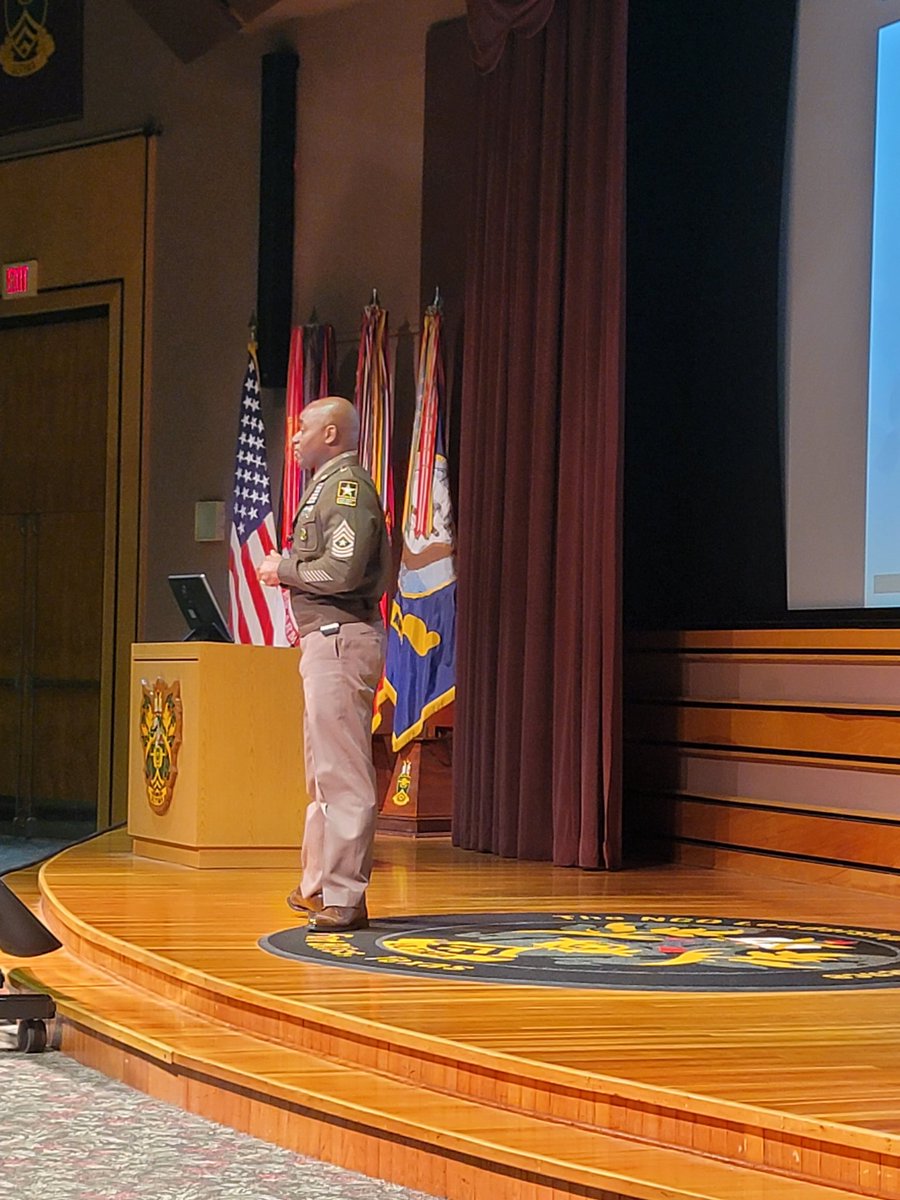 g1_army's tweet image. What a great day to be a Soldier!!  MLC Graduation ✔, lunch with Class 72 HR Professionals ✔ Brief to Class 72 Students ✔, and I got to see my old SMA-A Instructor Ruben Torres Jr. !  Off to Fort Irwin!! #leaderdevelopment #payitforward #DefendAndServe