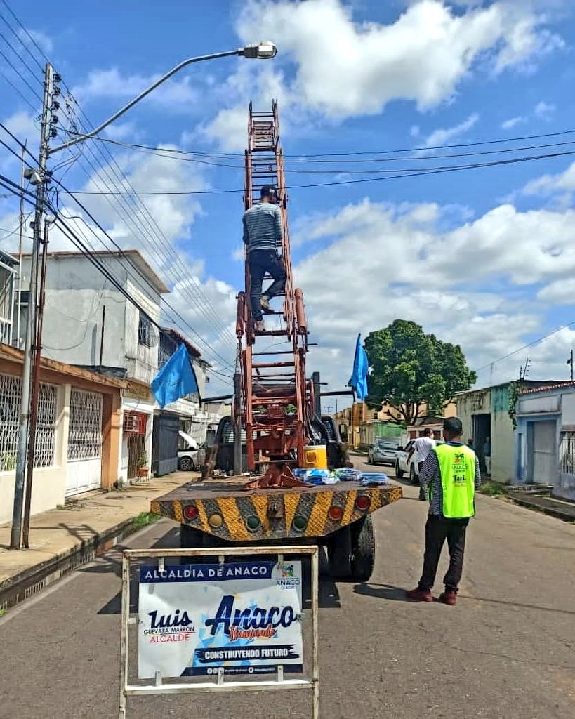 AlcaldiaAnaco's tweet photo. ¡#AnacoIluminado💡 Atiende Llamado de los Anaquenses!

El despliegue del equipo, se efectuó en las siguientes calles dónde se restituyó el alumbrado público.
⠀
✔️C/Canelón⠀
✔️Av. Bolívar c/c La Pista⠀
✔️C/Junín⠀
✔️C/Barinas⠀
✔️C/Democracia⠀
✔️C/Principal de Ocana https://t.co/7WfeTmCQIg