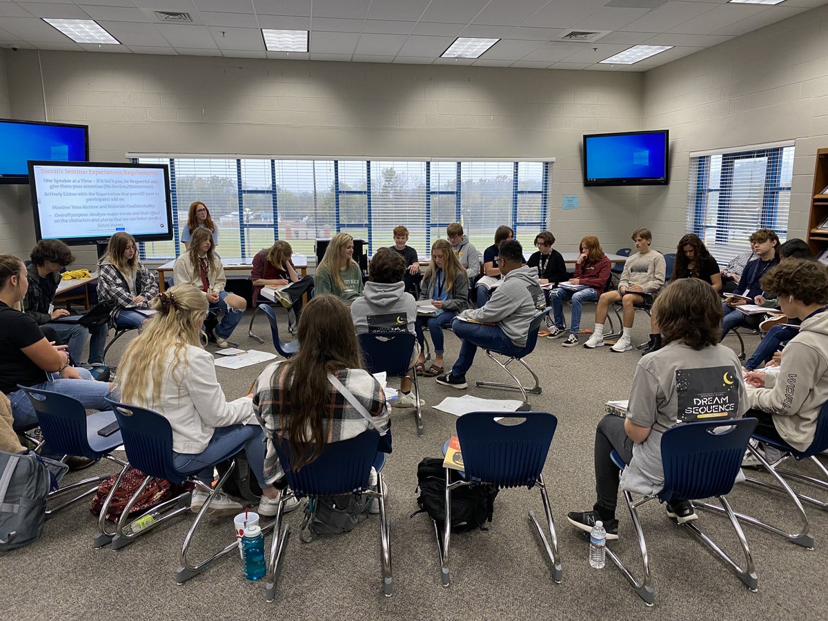 WalkerValleyHS's tweet photo. Students in Mrs. Lindeman’s English 10 class engaged in a Socratic Seminar and Fishbowl Activity to delve deeper into their SpringBoard text! #AllEngaged #OneValley #GrowingStudents @MBAwvhs https://t.co/9rz1Vlw3kr