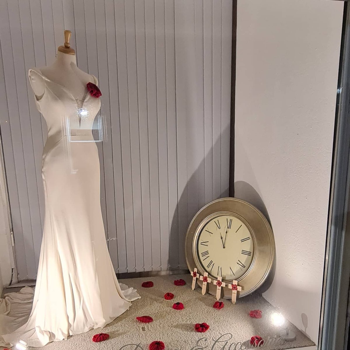 GallowayBridal's tweet photo. ❤ Tonight I decorated my Rememberance Windows. Each year these are always my most favourite windows to do! ❤ x

#lestweforget2021 #wewillrememberthem #poppies #RemembranceDay https://t.co/JK8EekDNsY