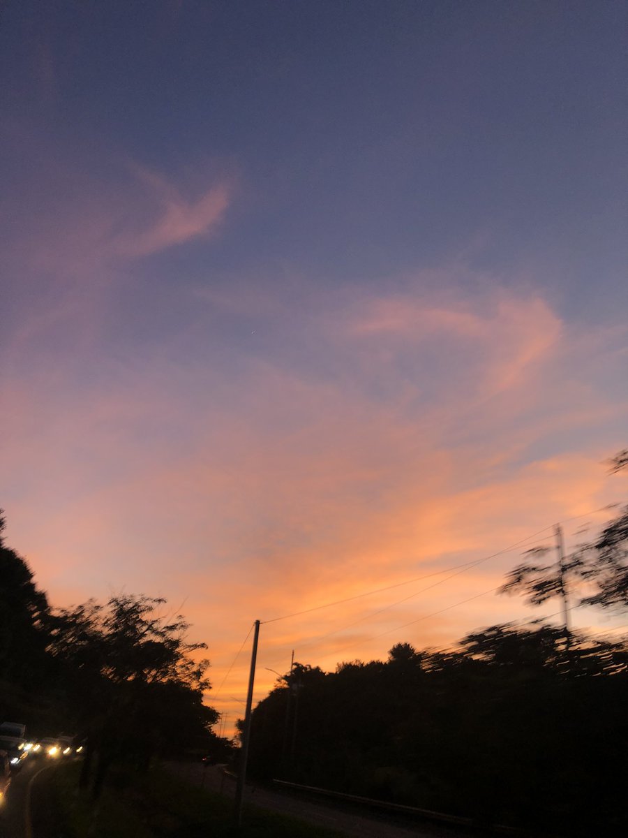 Pandrade03's tweet photo. así pintaron el cielo hoy desde arriba🧡💗 https://t.co/WNtZFVIQv6