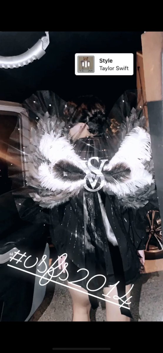 noahjaide_'s tweet photo. “We never go out of style” 🖤🤍 

#halloween2021 #vsfs2014 #styletaylorswift #victoriassecret https://t.co/O1ZdPvAQkH