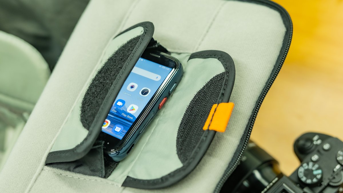 Unihertz's tweet photo. Our Jelly 2 can literally hide ANYWHERE ๐ง
๐๏ธ https://t.co/90UTzyNrZ8
#unihertz #jelly2 #smallphone #tinyphone https://t.co/xpA6Wc43hw