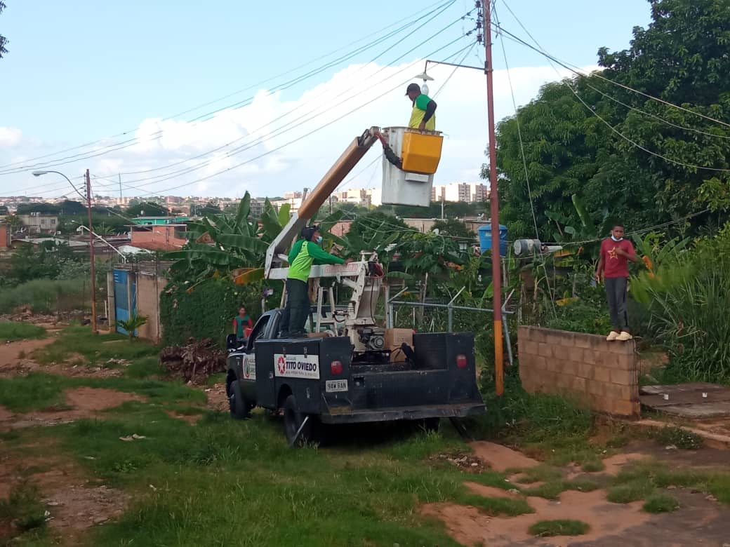 OviedoPSUV's tweet photo. Hoy visité a mis vecinos de Villa Bahía, en un contacto cara a cara para buscar soluciones a sus problemas, porque en Caroní somos una gran familia, la familia de Chávez.

#Infocentro21Años
#VamosCiudadGuayana https://t.co/TUBBCwPlZA