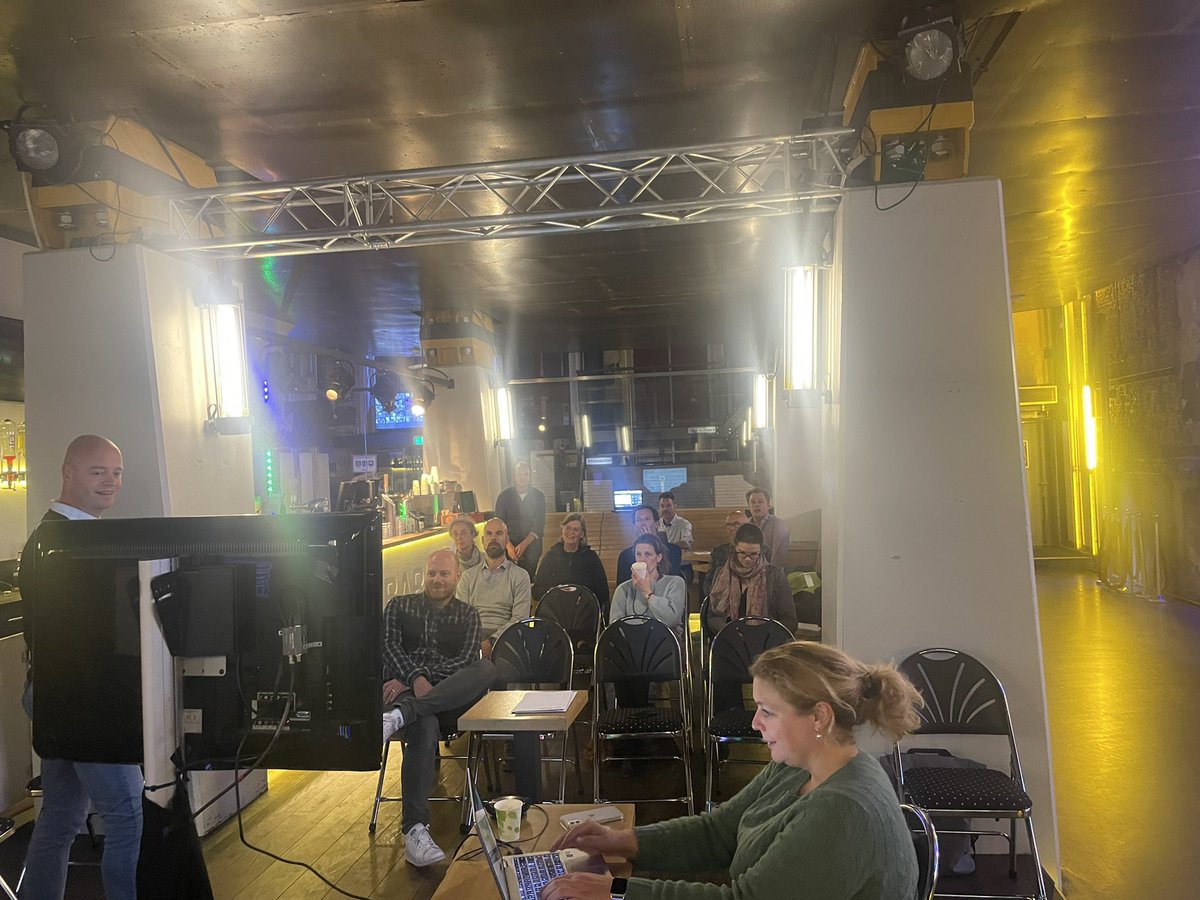 Nuttige en gezellige ALV van <a href="/HaagseStroom/">HaagseStroom</a>, vanavond bij ons trotse medelid, <a href="/paard_denhaag/">Paard</a>. En zij stelden ook nog een 6 kaartjes beschikbaar, voor #Rondé, <a href="/blof/">BLØF</a> en <a href="/DJFlash4eva/">Grandmaster Flash</a>! Duurzame stroom, lokaal rendement, goedkoop én een feestje!