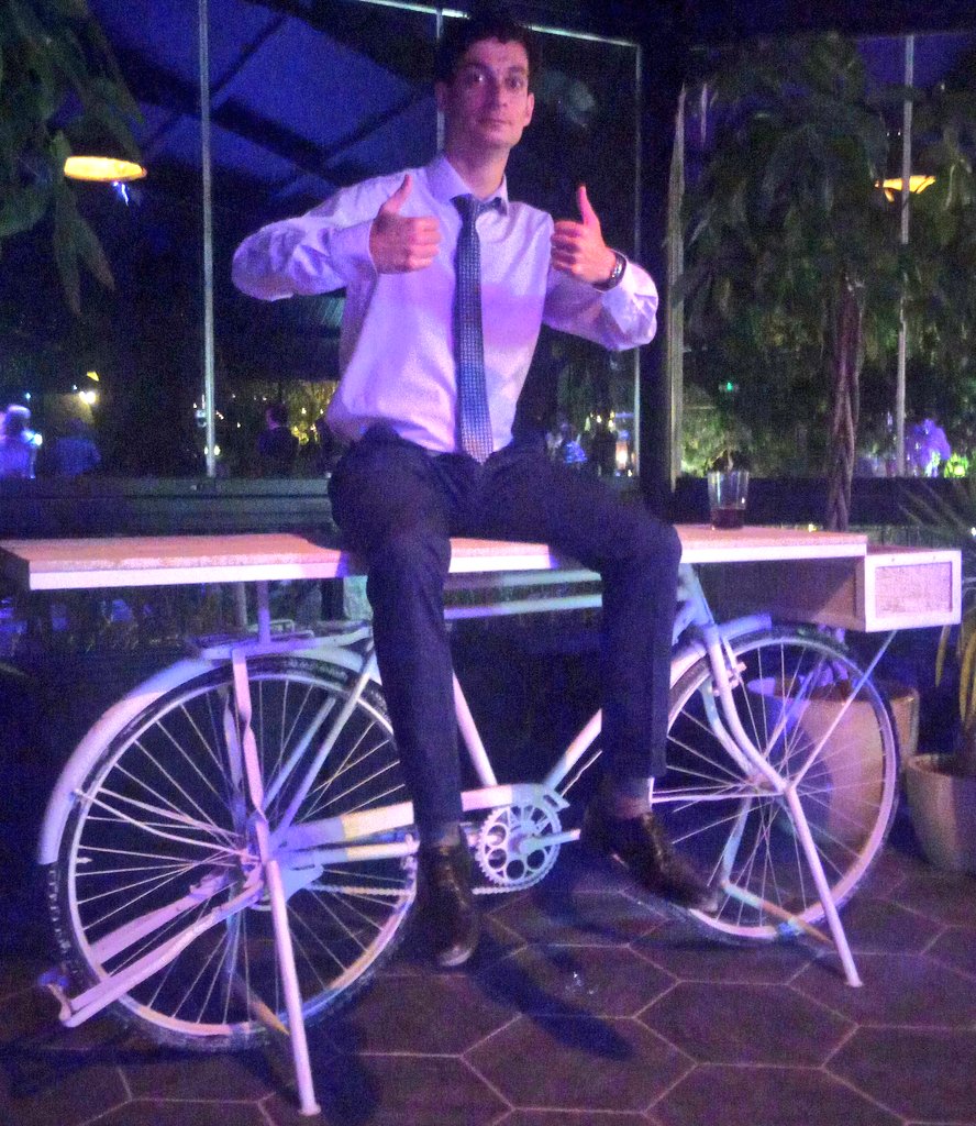 Valorarse uno mismo y respetar el entorno, hace que la magia surja. Toda una vida resumida en pulgares arriba y a seguir.