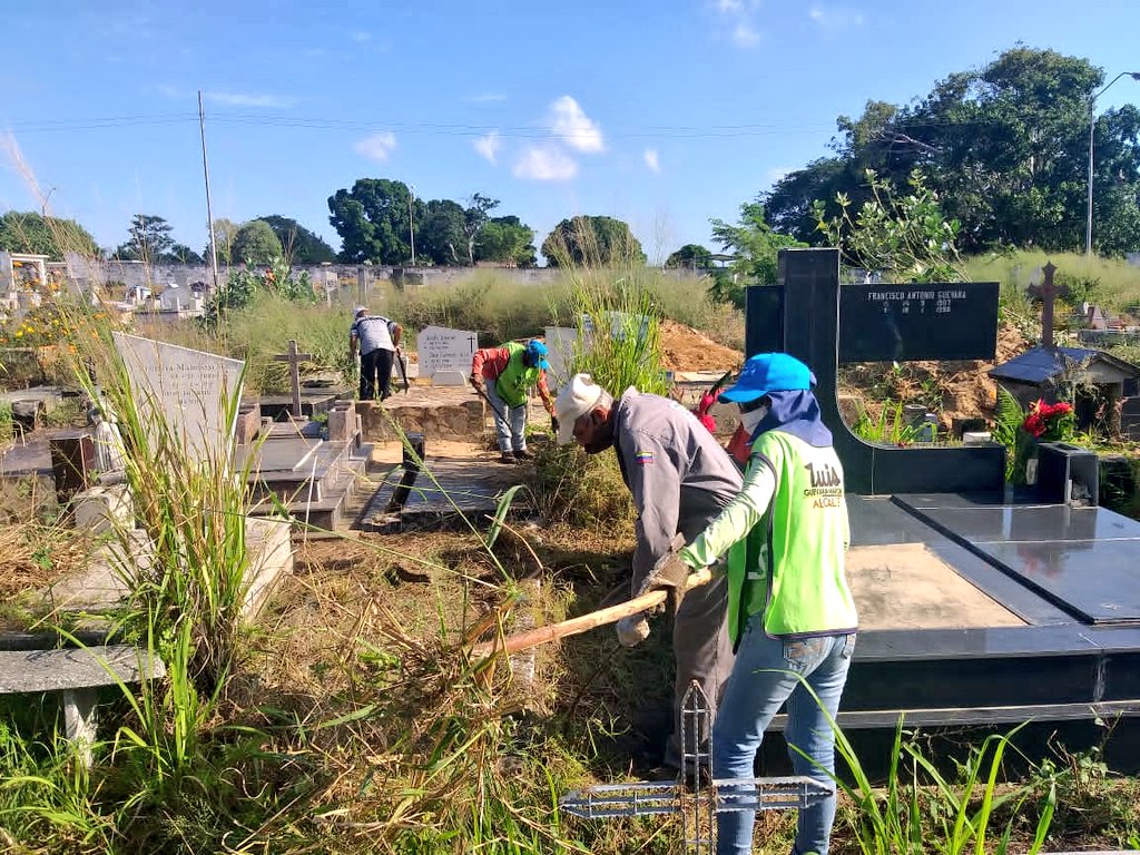 AlcaldiaAnaco's tweet photo. #02Nov📆 | Trabajando arduamente en el mantenimiento de los espacios públicos

Mediante #AnacoLimpio💚 estamos realizando el saneamiento de los cementerios de las calles: Sucre, Falcón; y Boulevard Venezuela, para que los visitantes puedan acceder a áreas libre de maleza y basura https://t.co/l6jfja8i1Y