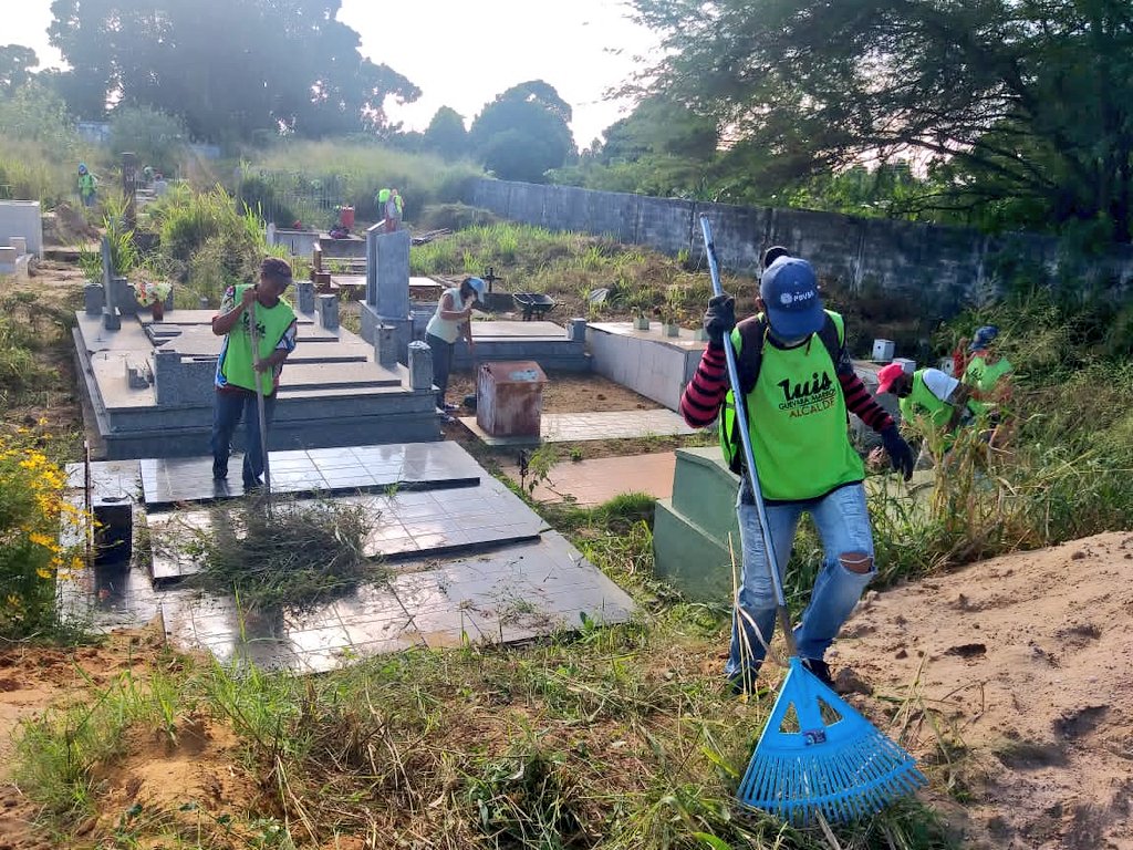 AlcaldiaAnaco's tweet photo. #02Nov📆 | Trabajando arduamente en el mantenimiento de los espacios públicos

Mediante #AnacoLimpio💚 estamos realizando el saneamiento de los cementerios de las calles: Sucre, Falcón; y Boulevard Venezuela, para que los visitantes puedan acceder a áreas libre de maleza y basura https://t.co/l6jfja8i1Y