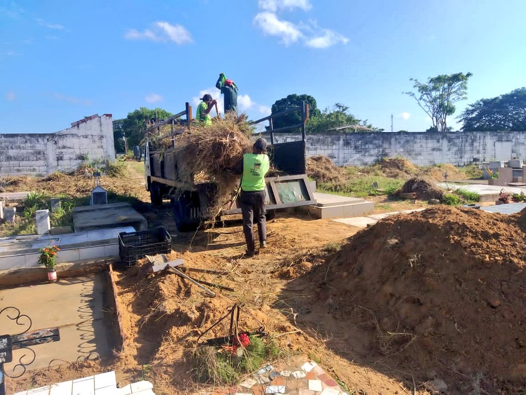AlcaldiaAnaco's tweet photo. #02Nov📆 | Trabajando arduamente en el mantenimiento de los espacios públicos

Mediante #AnacoLimpio💚 estamos realizando el saneamiento de los cementerios de las calles: Sucre, Falcón; y Boulevard Venezuela, para que los visitantes puedan acceder a áreas libre de maleza y basura https://t.co/l6jfja8i1Y