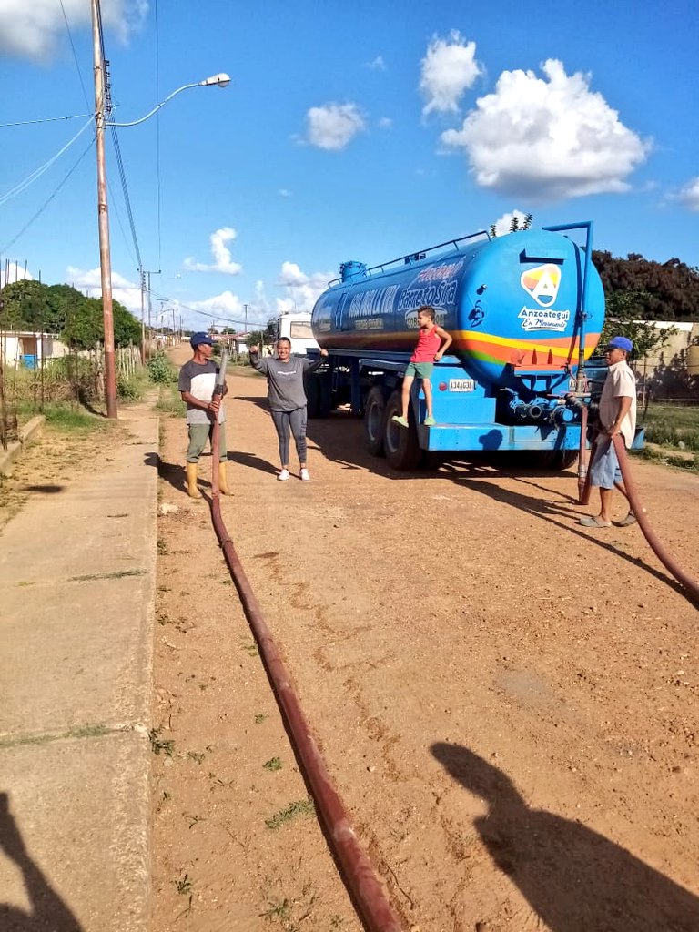 AlcaldiaAnaco's tweet photo. ¡Agua para la Vida de @BarretoSira Continúa Atendiendo los Sectores de Anaco!

La nodriza de este plan surtió más de 30.000 litros de agua potable a los habitantes de la comunidad de Florida Natereña.

"Con VOLUNTAD y UNIDAD todo es posible". @LuisGuevaraM_ https://t.co/Yy2g2wPMmm