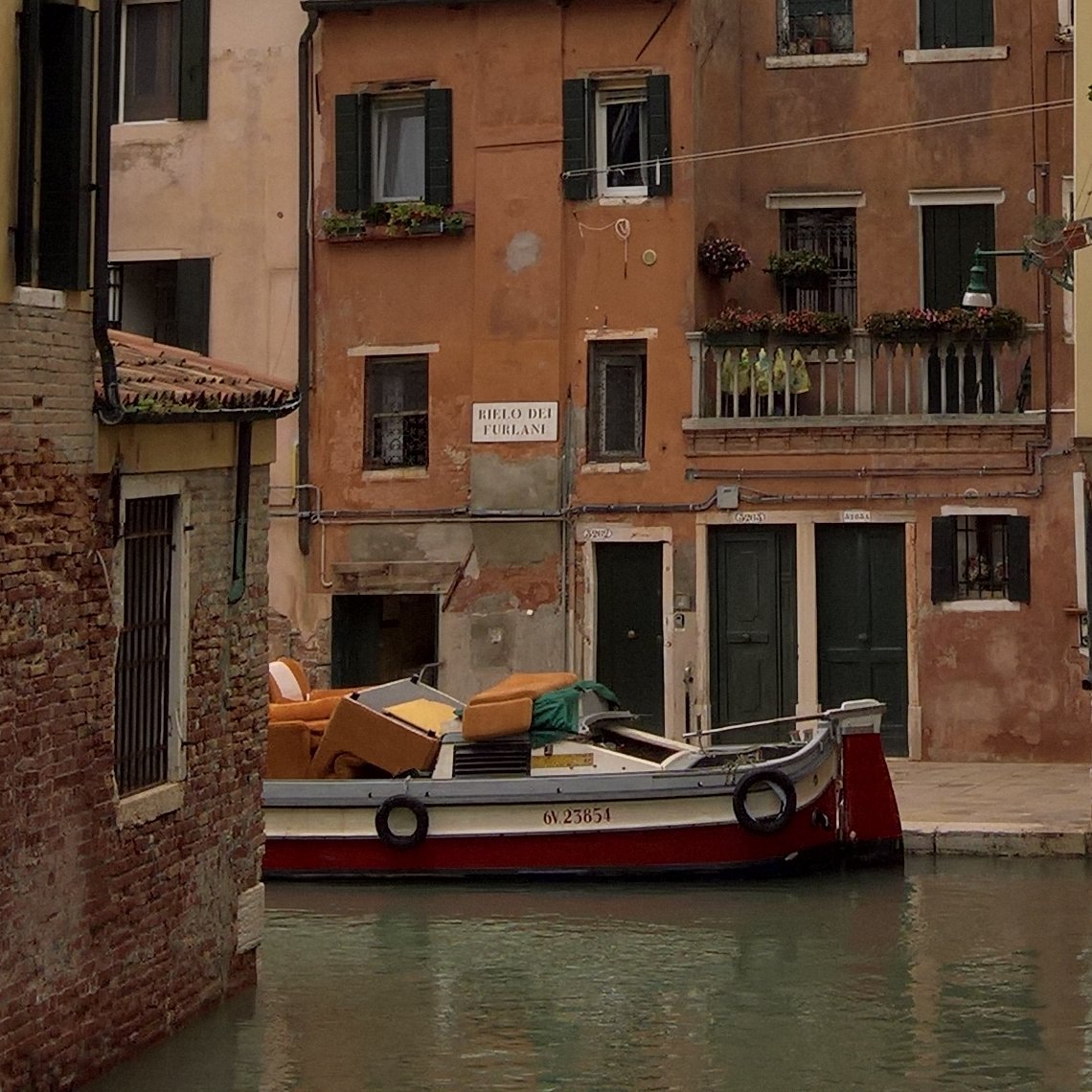 LJ_Pritchard's tweet image. #MovingDay #OrangeSofa #BoatRemovals in the #rain. #Venezia #Venice #Venezia1600 #LivingOnWater