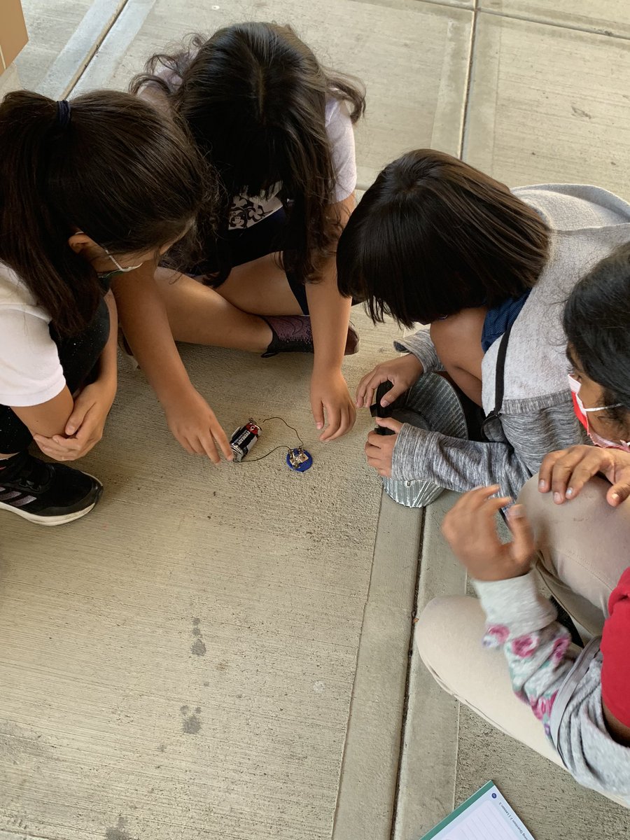 Today 4th graders learned how stored energy in a battery can be transferred and then transformed into light. @hickscanyontusd <a href="/TwigScience/">Twig Science</a> #thisistusd