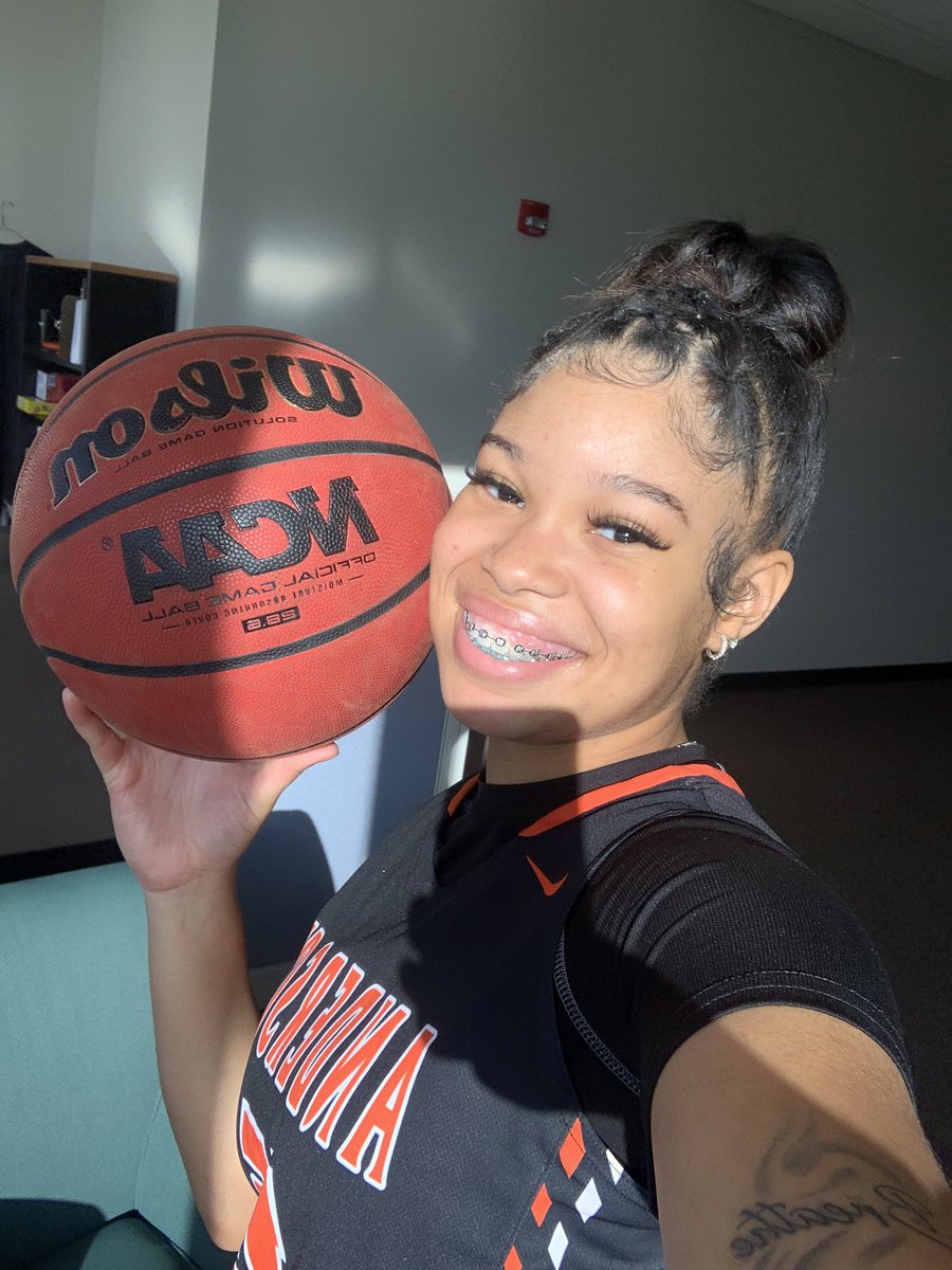 mayaa_turner's tweet photo. Freshie Szn 🖤🧡🤍. https://t.co/lpcfKzD3kJ