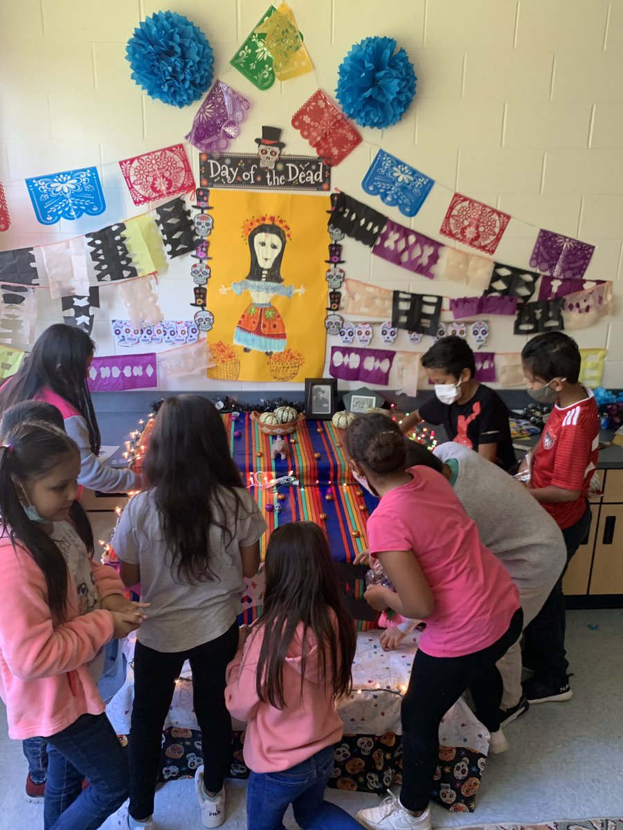 alcalateach's tweet photo. Dia de Los Muertos festivities! #johnsonproud https://t.co/9bXR4fFMbs