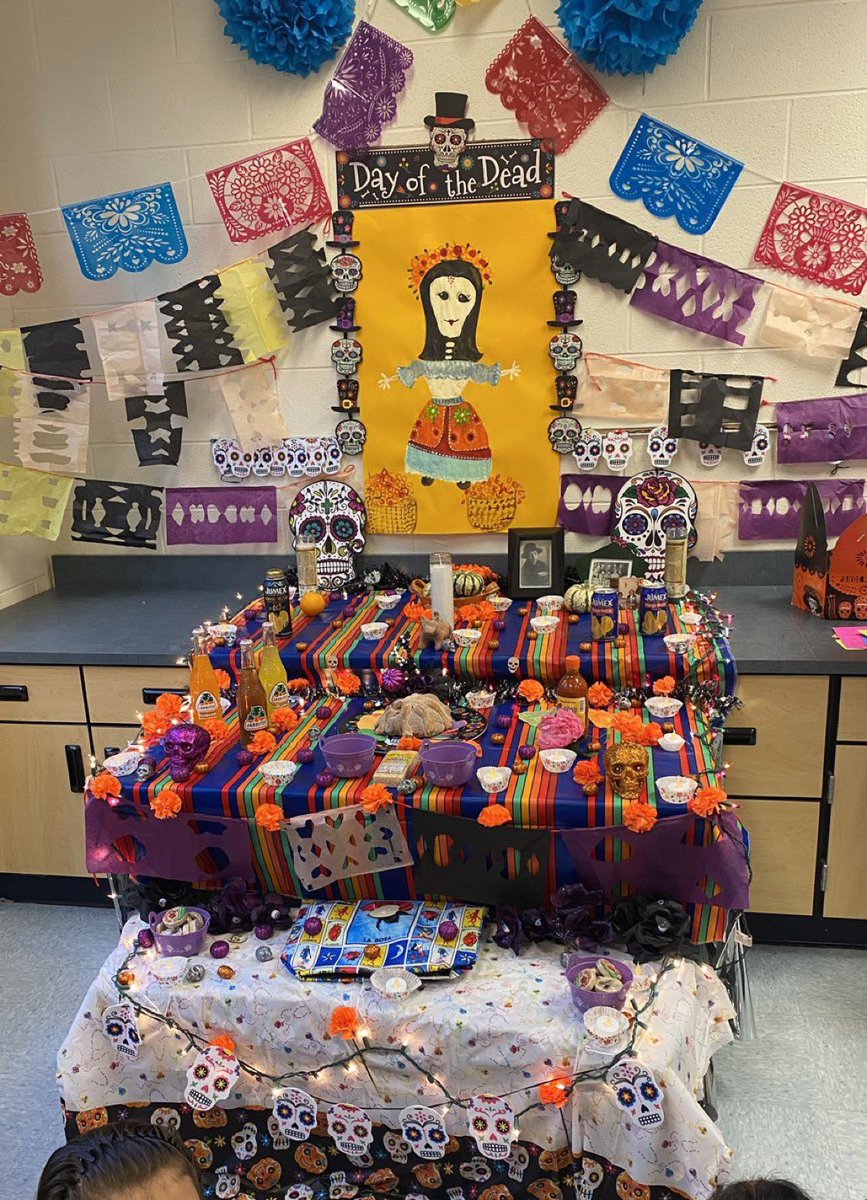alcalateach's tweet photo. Dia de Los Muertos festivities! #johnsonproud https://t.co/9bXR4fFMbs