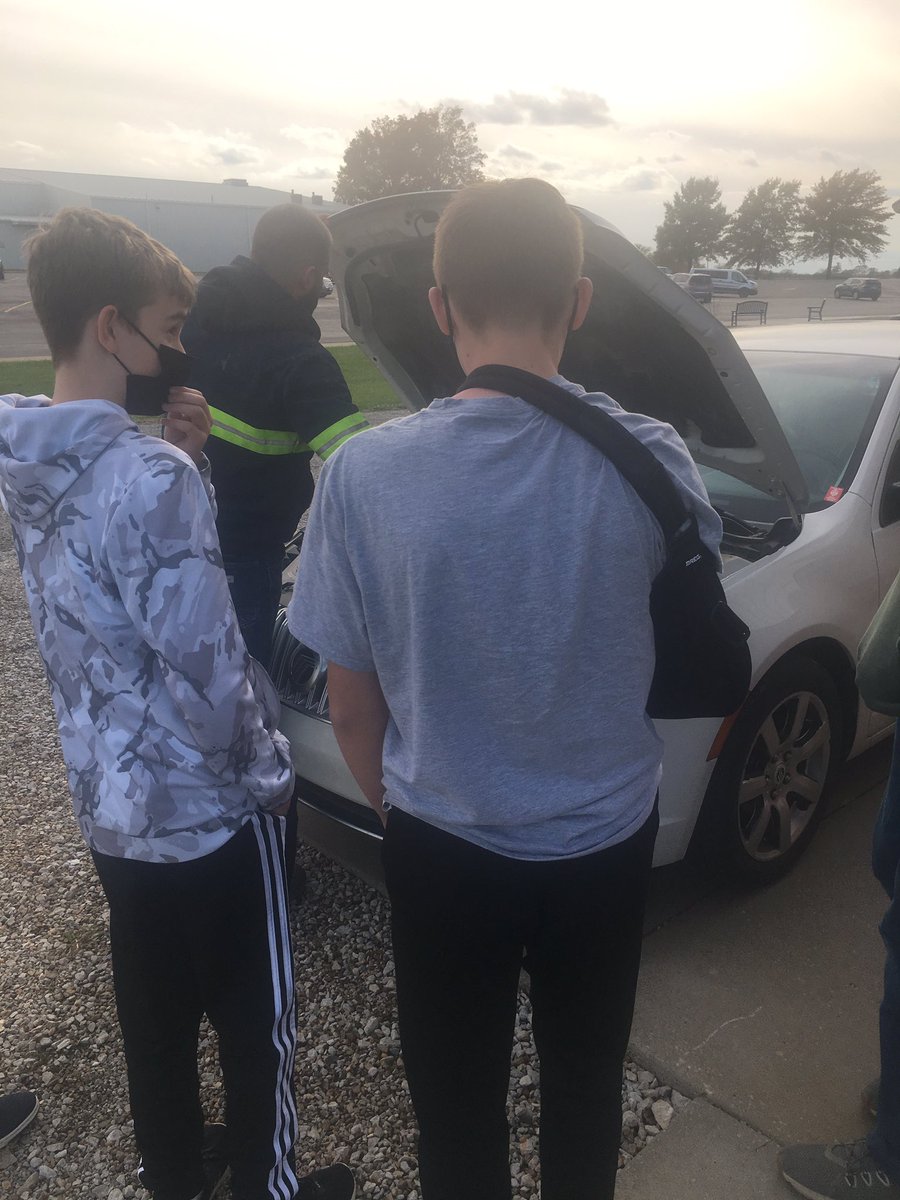 coachsloop449's tweet photo. Thank you, Wayne Logan and Logan’s Auto of Easton, for coming down to go over routine maintenance checks for vehicles and how to change a tire with our fall Driver’s Education class at @USD449 Pleasant Ridge! Appreciate the community support and help! https://t.co/nbVAyrstFc
